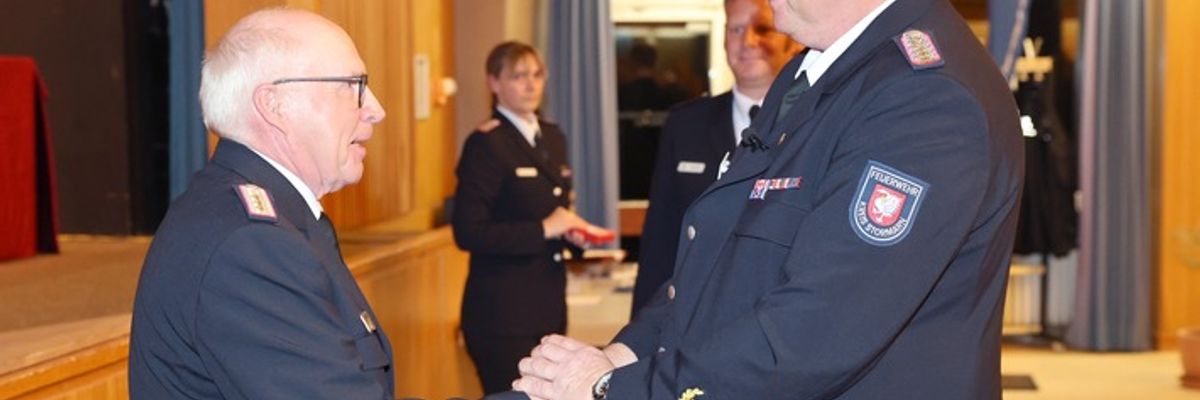 FW-Stormarn: Mitgliederversammlung: Thomas Proß von der Feuerwehr Poggensee mit dem deutschen Feuerwehr-Ehrenkreuz in Silber ausgezeichnet