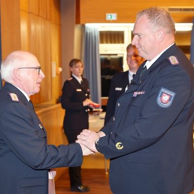 FW-Stormarn: Mitgliederversammlung: Thomas Proß von der Feuerwehr Poggensee mit dem deutschen Feuerwehr-Ehrenkreuz in Silber ausgezeichnet