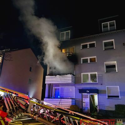 FW-RE: Wohnungsbrand mit Menschenrettung - Wohnung in Vollbrand - eine Person schwer verletzt