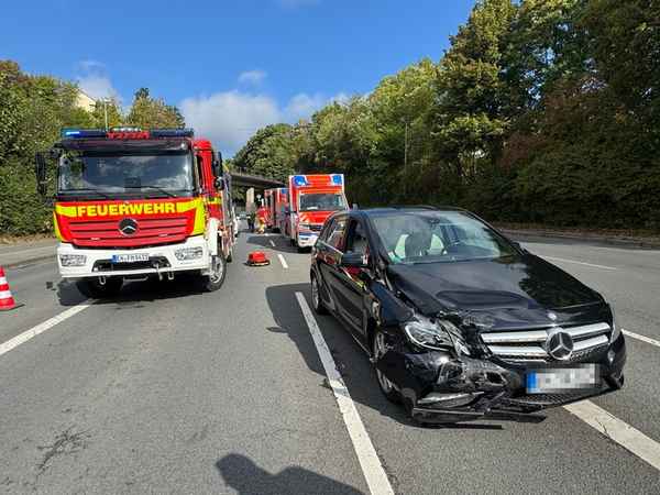FW-EN: Verkehrsunfall in der "Spaeter Kurve" - Drei Verletzte