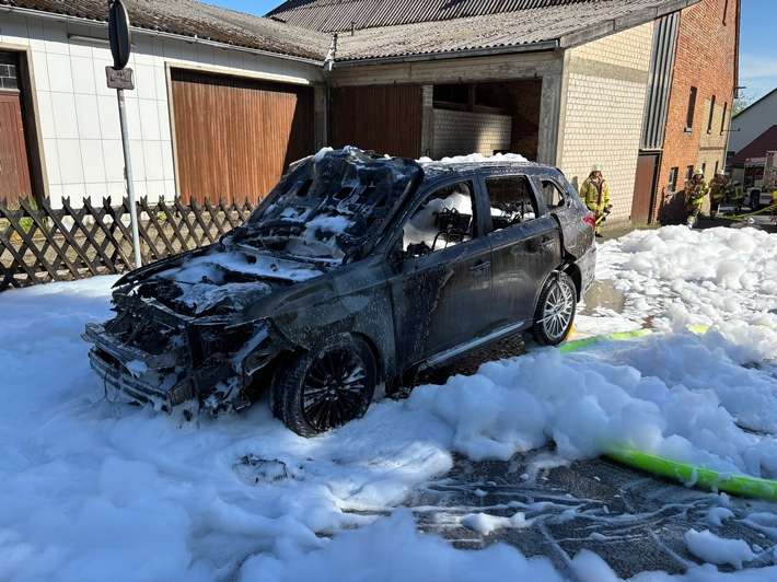 FW-PB: PKW Brand im Ortsteil Buke / Feuerwehr verhindert weitere Ausbreitung