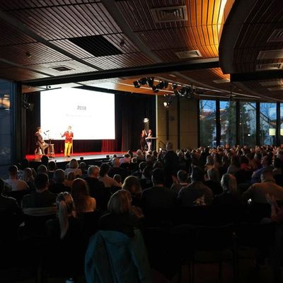 Feuerwehr MTK: 300 Gäste feiern erfolgreiche Premiere von "Charlie und die Feuerwehrfabrik" - Weihnachtsfilm jetzt online
