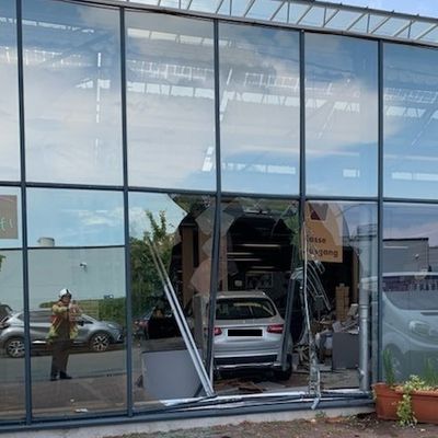 FW Ratingen: PKW fährt in Kassenbereich eines Fachgeschäfts - Fahrer bleibt unverletzt