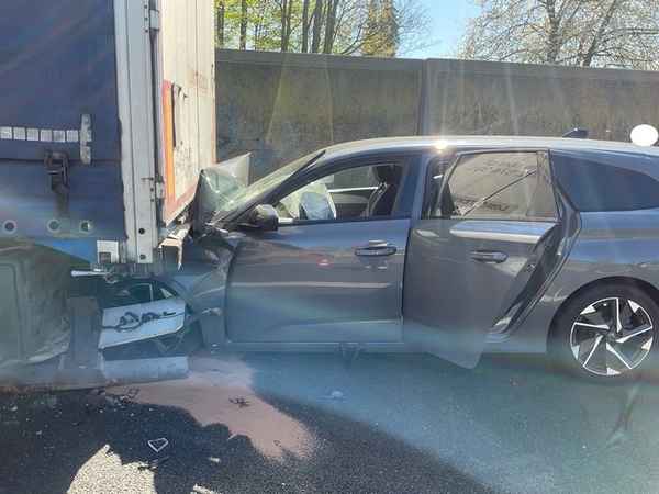 FW-MH: Drei Verkehrsunfälle innerhalb von drei Stunden auf der A40 - glimpflicher Ausgang