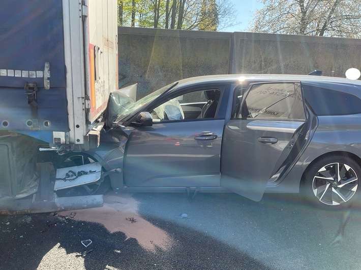 FW-MH: Drei Verkehrsunfälle innerhalb von drei Stunden auf der A40 - glimpflicher Ausgang