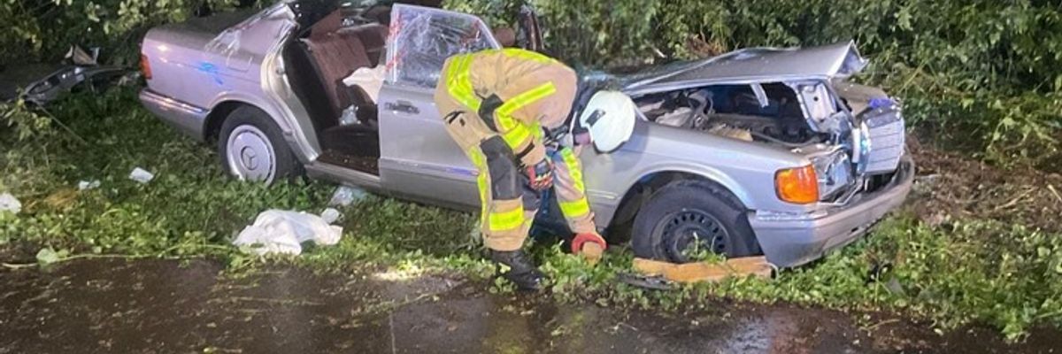 FW Grevenbroich: Verkehrsunfall Nähe Tribünenweg - Eine Person aus Fahrzeug befreit