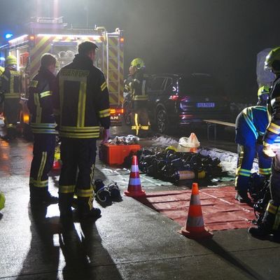 FW Flotwedel: Großbrand bei Recyclingbetrieb in Eicklingen - Rund 150 Einsatzkräfte im stundenlangen Einsatz