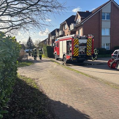 FW-ROW: Carport gerät in Brand - Feuerwehr verhindert Übergreifen aufs Wohnhaus