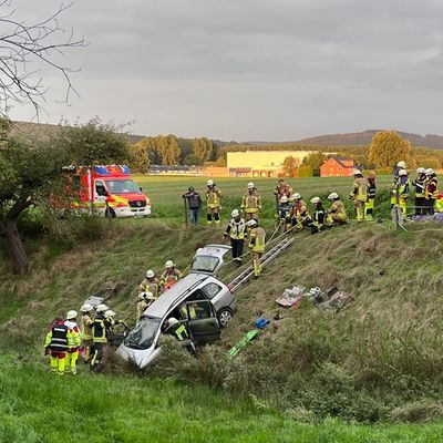 FF Bad Salzuflen: Übung: Auto rutscht in Biemsen-Ahmsen rund drei Meter in einen Graben / Die Bad Salzufler Feuerwehr prüft mit drei Übungen ihre Leistungsfähigkeit und zieht ein erstes Fazit