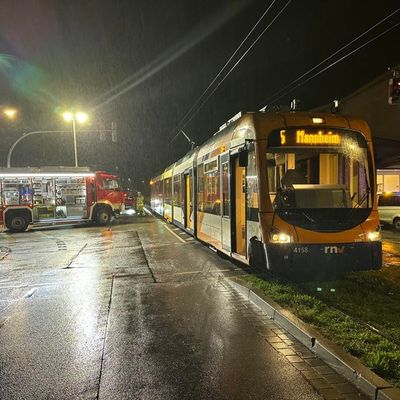 FW Weinheim: Verkehrsunfall mit Straßenbahn sorgt für Feuerwehreinsatz in der Mannheimer Straße