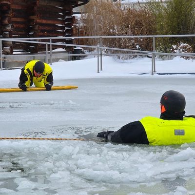 FW Celle: Feuerwehr warnt vor dem Betreten von Eisflächen - Eisretter der Feuerwehr Celle einsatzbereit - Feuerwehr übt den Ernstfall im Celler Badeland!