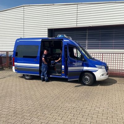 FW-Velbert: Lagerhalle brennt in voller Ausdehnung