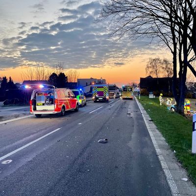 FW Ratingen: Zwei Personen lebensbedrohlich und schwer verletzt bei Verkehrsunfall