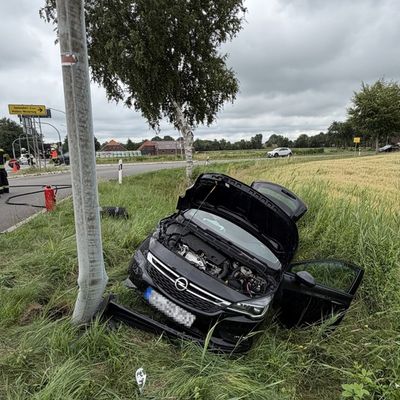 FW-AUR: Verkehrsunfall im Kreuzungsbereich der B210