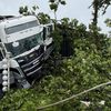 FW-OLL: LKW prallt gegen Baum - Kabine fängt Feuer - Feuerwehr kann Flammen schnell eindämmen (Update: Rechtschreibfehler im Titel)