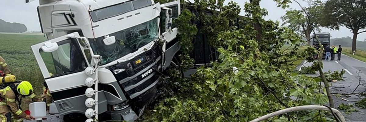 FW-OLL: LKW prallt gegen Baum - Kabine fängt Feuer - Feuerwehr kann Flammen schnell eindämmen (Update: Rechtschreibfehler im Titel)