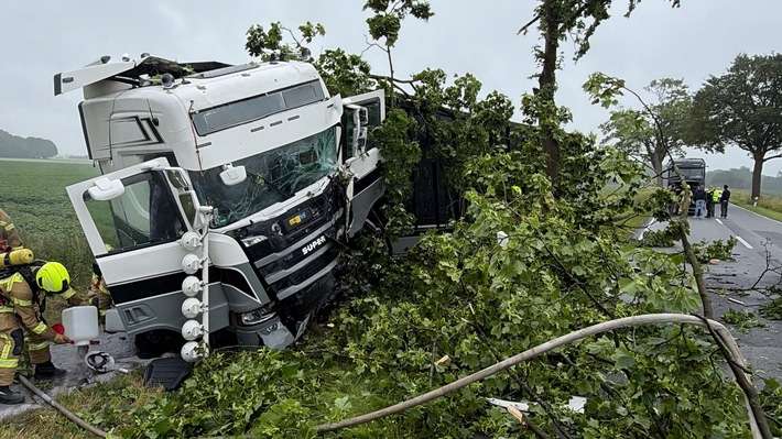 FW-OLL: LKW prallt gegen Baum - Kabine fängt Feuer - Feuerwehr kann Flammen schnell eindämmen (Update: Rechtschreibfehler im Titel)