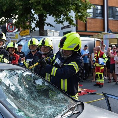 FW Wenden: Verkehrsunfall auf Kirmesgelände: Rettungskräfte üben unangekündigt den Ernstfall