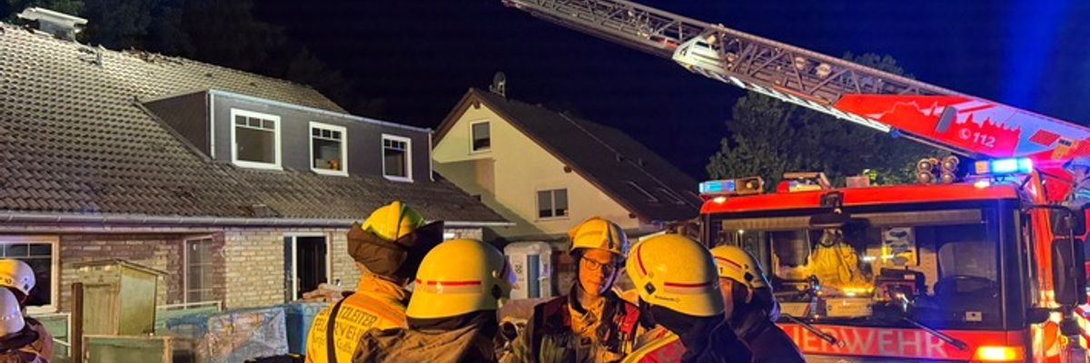 FW-GL: Dachstuhlbrand auf Baustelle in Bergisch Gladbach-Kippekausen - Feuerwehr mit Großaufgebot im Einsatz