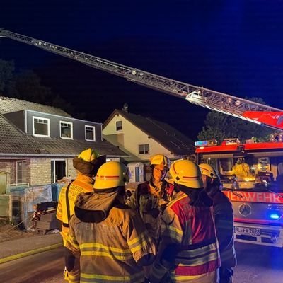 FW-GL: Dachstuhlbrand auf Baustelle in Bergisch Gladbach-Kippekausen - Feuerwehr mit Großaufgebot im Einsatz