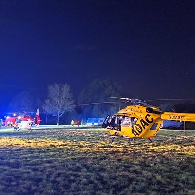 FW Sonsbeck: Verpuffung auf Campingplatz in Labbeck - Ausleuchten einer Landefläche für zwei Rettungshubschrauber