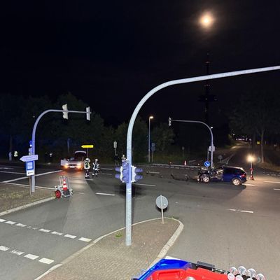 FFW Schiffdorf: Glimpflicher Unfall an Schiffdorfer Kreuzung: Sechs Beteiligte Personen - keiner Verletzt
