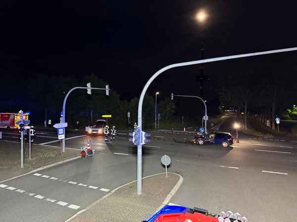 FFW Schiffdorf: Glimpflicher Unfall an Schiffdorfer Kreuzung: Sechs Beteiligte Personen - keiner Verletzt