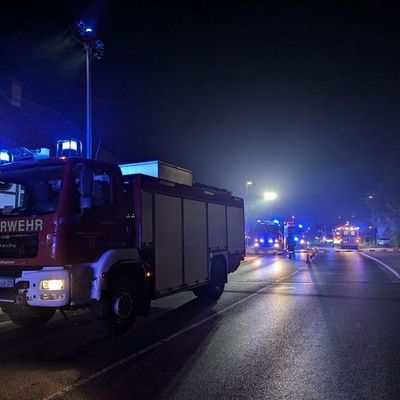 FW-ROW: Nächtlicher Unfall in Rotenburg: PKW landet in der Wiedau