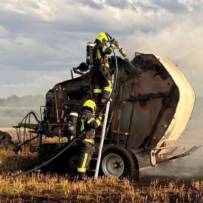 FW-OLL: Strohballenpresse löst Flächenbrand aus - Großaufgebot der Feuerwehr in Hude