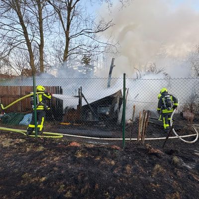 FW-EN: Gartenlaubenbrand an den Bahngleisen in Schwelm