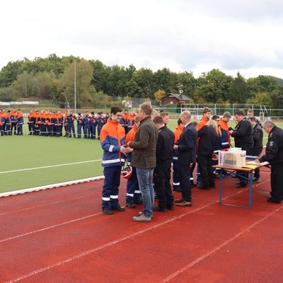 FW-OE: Jugendfeuerwehren beweisen Teamgeist bei landesweiter Leistungsspange in Lennestadt