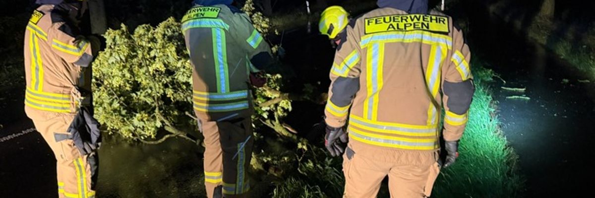 FW Alpen: Unwetterschäden fordern die Feuerwehr Alpen zum Tagesstart