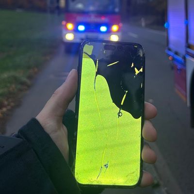 FW Rösrath: Gemeldeter Verkehrsunfall, Person in Notlage und Gebäudebrand: Feuerwehr Rösrath mehrfach im Einsatz