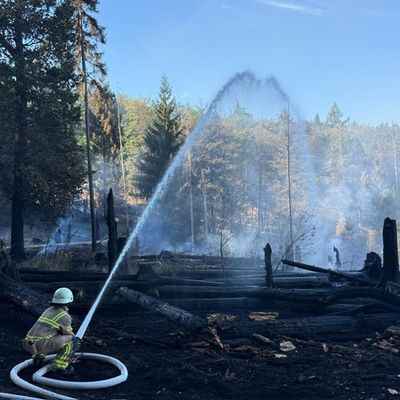FW Kreis Soest: Mehr als 100 Einsatzkräfte weiterhin beim Waldbrand im Einsatz / Kräftezehrende Arbeiten bei hohen Temperaturen