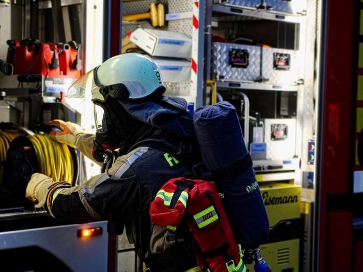 FW Hünxe: Pkw in Vollbrand