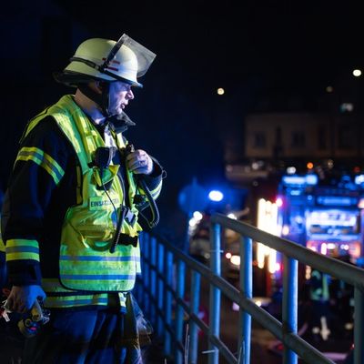 FW LK Neunkirchen: Feuerwehr Neunkirchen löscht Brand in Wiebelskircher Mehrfamilienhaus