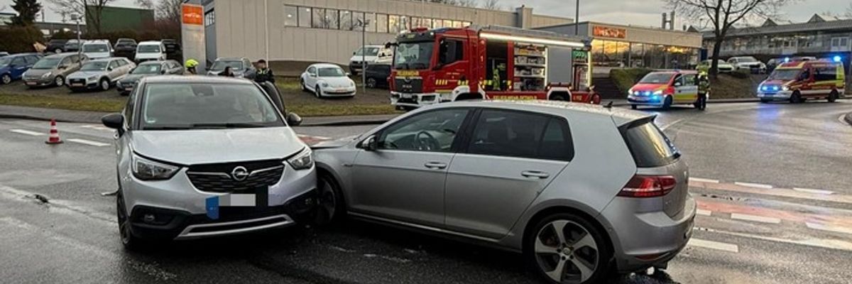 FW-DT: Verkehrsunfall mit gemeldeter eingeklemmter Person