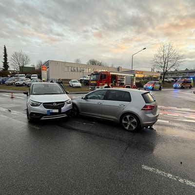 FW-DT: Verkehrsunfall mit gemeldeter eingeklemmter Person