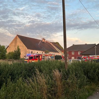 FW-DO: Scheunenbrand in Dortmund-Scharnhorst - Brandbekämpfung dauert derzeit noch an