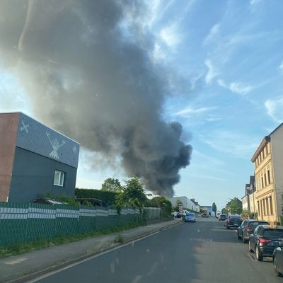FW-Velbert: Lagerhalle brennt in voller Ausdehnung