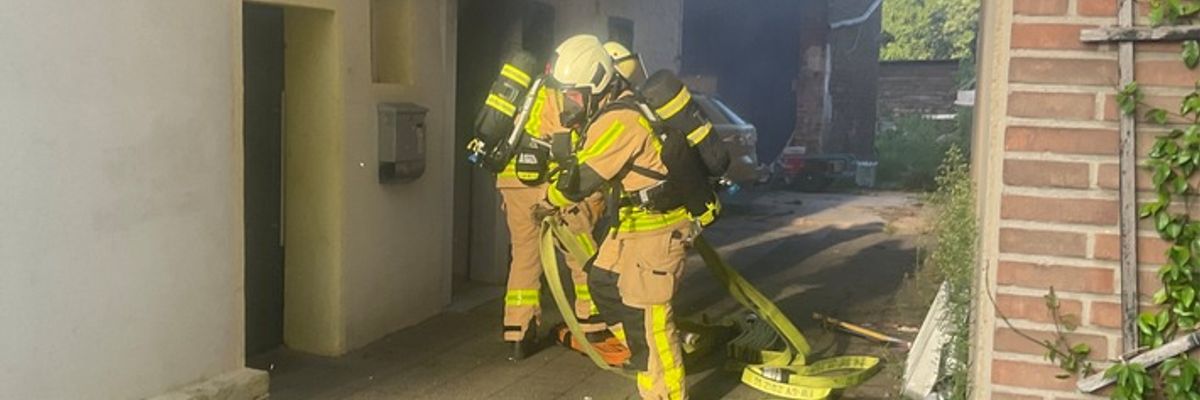 FW Grevenbroich: Feuer in Elsen - Feuerwehr verhindert Übergreifen auf Wohnhaus