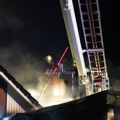 FW-SE: Feuer greift auf Doppelhaushälfte über - acht Personen betroffen