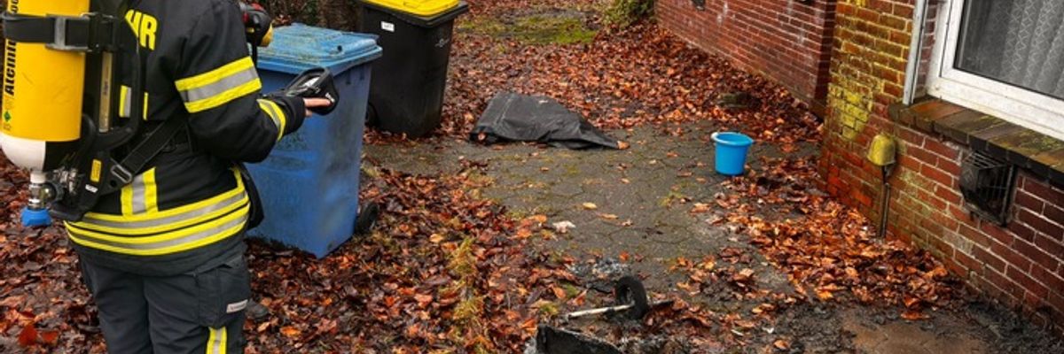 FW-AUR: Abfalltonne nach Ascheeinwurf runtergebrannt