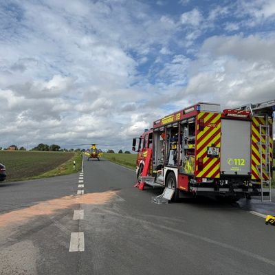 FW-WRN: E-Call alarmiert Feuerwehr zu einem schweren Verkehrsunfall