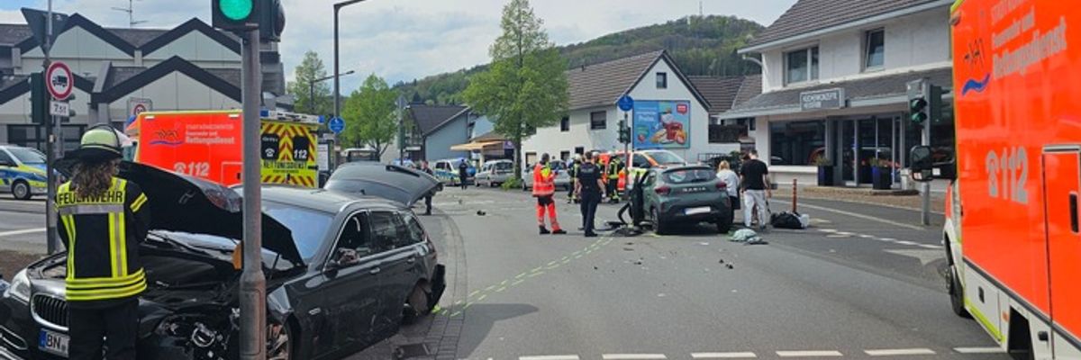 FW Königswinter: Sechs Verletzte bei Verkehrsunfall in Königswinter - Ittenbach