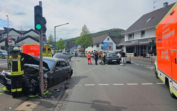 FW Königswinter: Sechs Verletzte bei Verkehrsunfall in Königswinter - Ittenbach