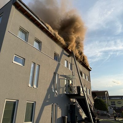 FW Überlingen: Brand eines Wohn- und Geschäftshauses im Überlinger Industriegebiet / massiver Löschangriff über mehrere Angriffsleitungen