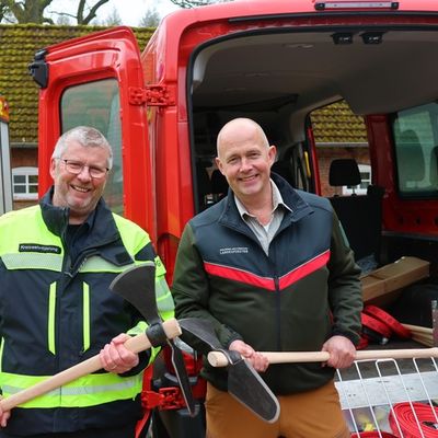 FW-SE: Schleswig-Holsteinische Landesforsten stärken Zusammenarbeit mit Feuerwehren im Segeberger Forst - Spezialausrüstung zur Waldbrandbekämpfung übergeben