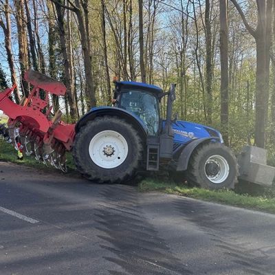 Feuerwehr Kalkar: Alleinunfall mit Traktorgespann in Wissel
