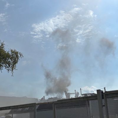 FW-BN: Feuer in Industriebetrieb in Beuel sorgte für großen Einsatz von Feuerwehr und Rettungsdienst Bonn